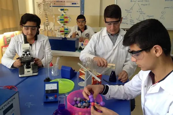 Bayindir Anadolu Lisesi - Resim 1