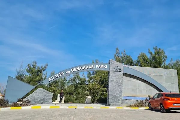 Balçova belediyesi adalet ve demokrasi parkı - Resim 4