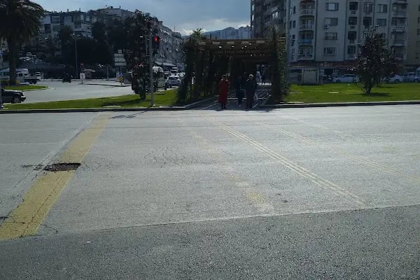 Üçkuyular Tramvay Durağı - Resim 9