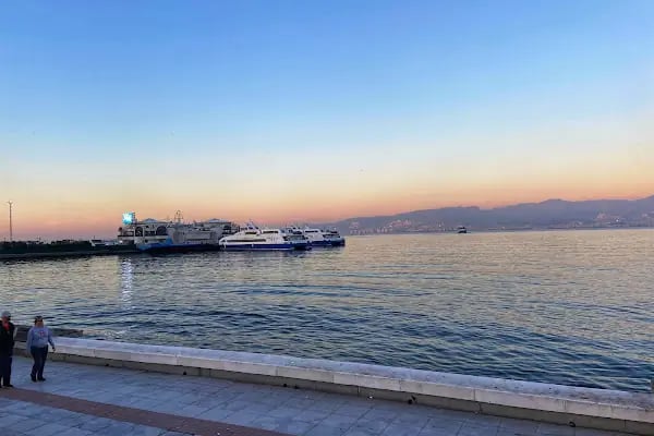 Üçkuyular Tramvay Durağı - Resim 2