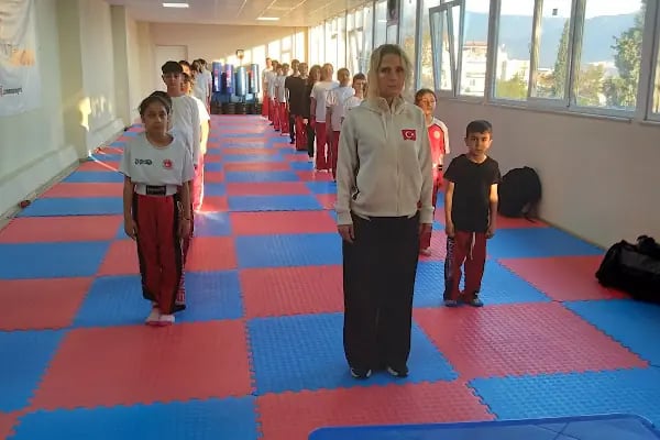 Yeni Bornova Spor Kulübü KİCK BOKS -TAEKWANDO- PİLATES GRUP VE ÖZEL DERSLER - Resim 3