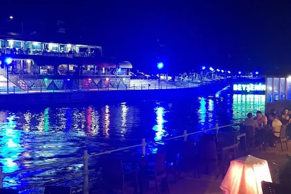 Beyaz Park Cafe ve Aile çay bahçesi - Resim 9
