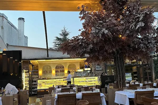 Aura Cafe &amp; Patisserie - Resim 2