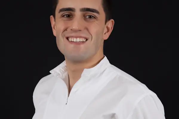 AYKAÇ Diş İmplant ve Ağız Sağlığı Tunalı Ankara Invisalign Ortodonti Gülüş Tasarımı Ortognatik Cerrahi Lazer Protez Lamina - Resim 13