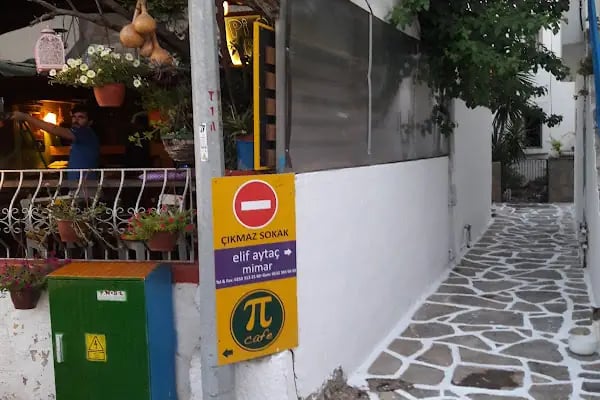 Pi Cafe Bistro - Resim 12