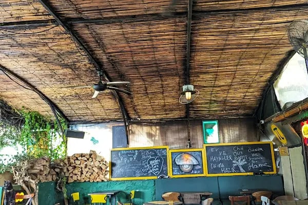 Pi Cafe Bistro - Resim 2