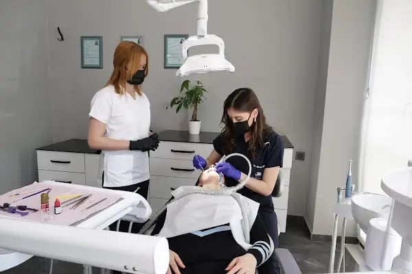 DentLeon Ağız Diş Sağlığı İmplant Polikliniği Bornova - Resim 19