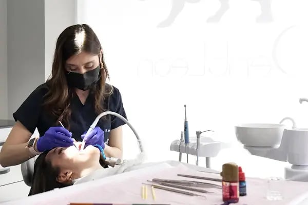 DentLeon Ağız Diş Sağlığı İmplant Polikliniği Bornova - Resim 18