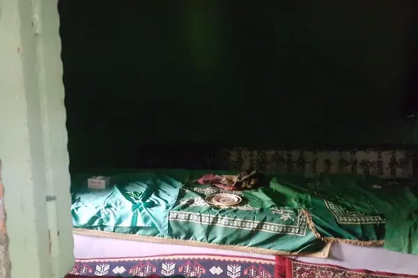 Yalin ayak dede turbesi - Resim 13