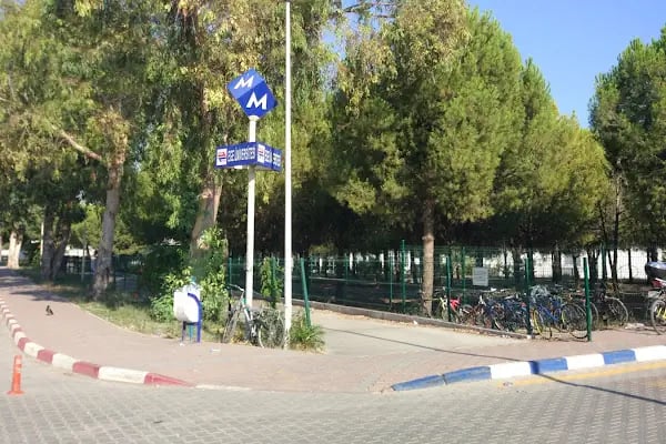 Ege Üniversitesi Metro İstasyonu - Resim 6