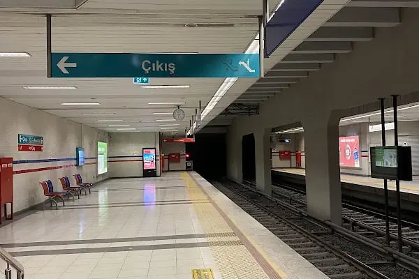 Ege Üniversitesi Metro İstasyonu - Resim 4