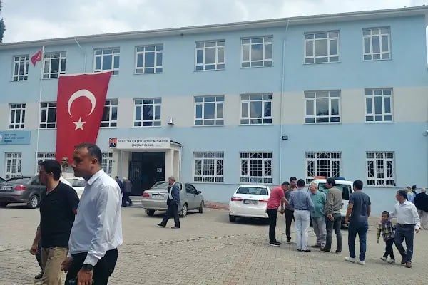 İbrahim Hüsniye Çağlayan Ortaokulu - Resim 2