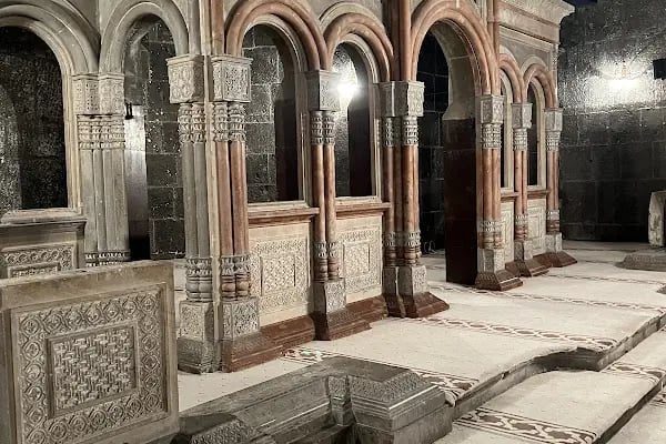 Kars On Iki Havariler Kilisesi - Resim 5