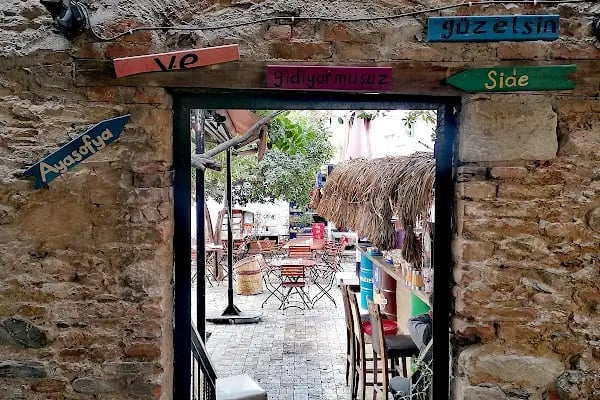 Yeni Eski Cafe Bar - Resim 20