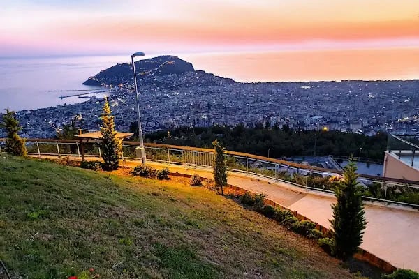 Alanya Belediyesi Devlet Bahçeli Yaşam Alanı Parkı - Resim 3