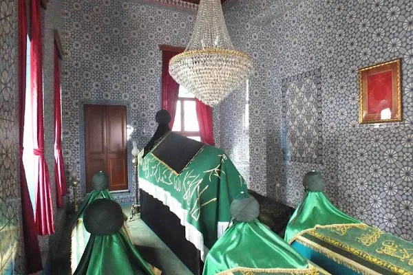 Cemalettin Uşaki Hazretlerinin kabri şerifi - Resim 20