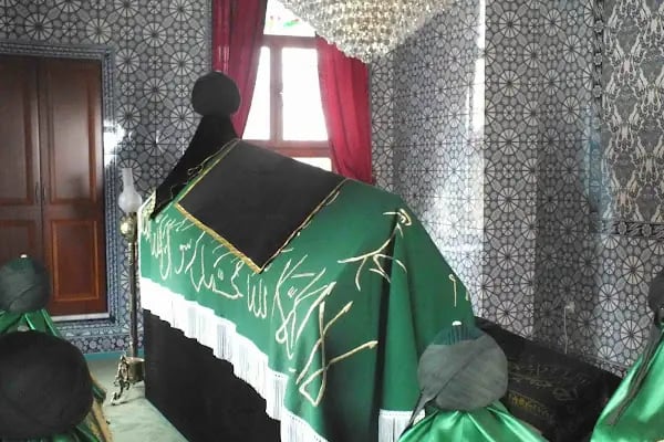 Cemalettin Uşaki Hazretlerinin kabri şerifi - Resim 2