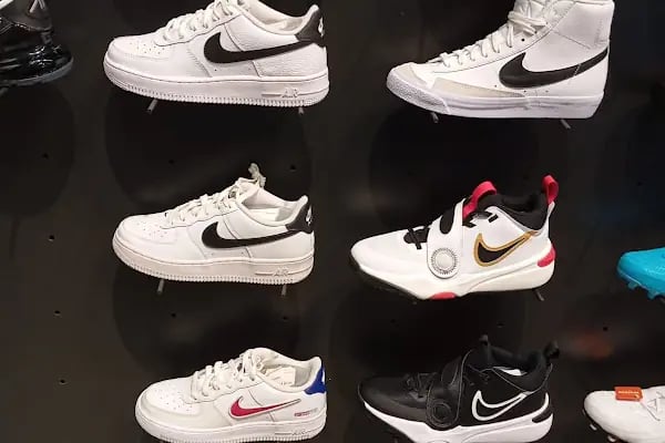 Forum Bornova AVM Nike Mağazası - Resim 7