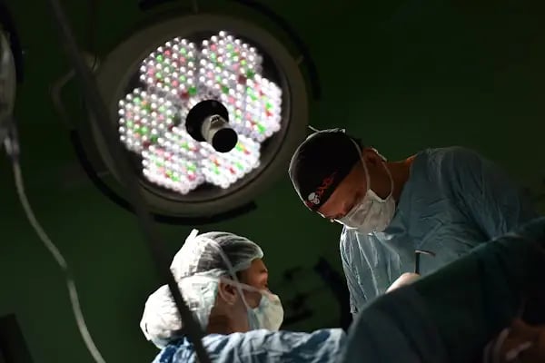 Op.Dr.Ömer Ambarcıoğlu l Burun Estetiği l Göğüs Estetiği l Liposuction l Dolgu &amp; Botoks l Saç Ekimi - Resim 4