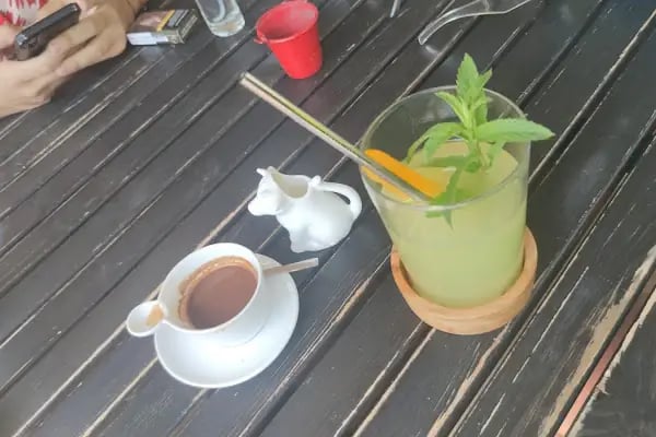 Bahçede Sinek Kafe - Resim 9