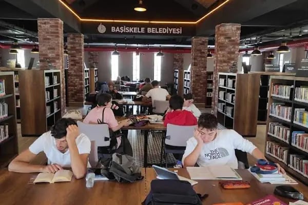 Başiskele Belediyesi Halk Kütüphanesi (Kitaphane) - Resim 16