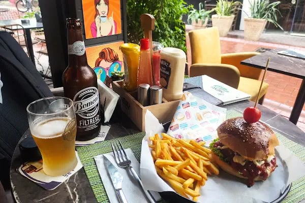 Maldives Lounge Bistro &amp; Cafe - Resim 18