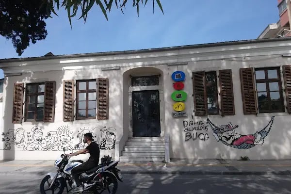 Buca Işılay Saygın Meydanı - Resim 5