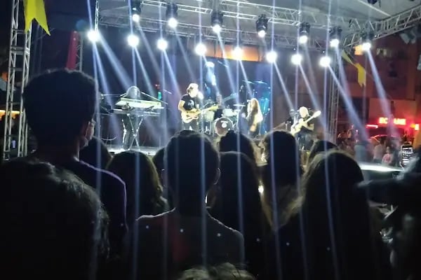 Buca Işılay Saygın Meydanı - Resim 13