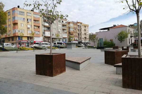 Buca Işılay Saygın Meydanı - Resim 2