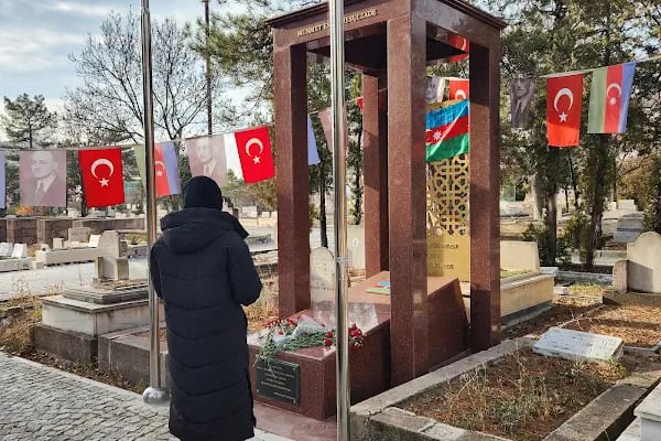 MEMMED EMIN RESULZADE MEZARI - Resim 14