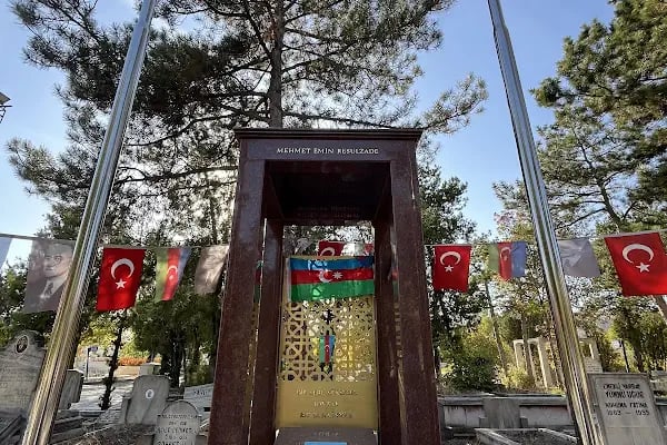 MEMMED EMIN RESULZADE MEZARI - Resim 19