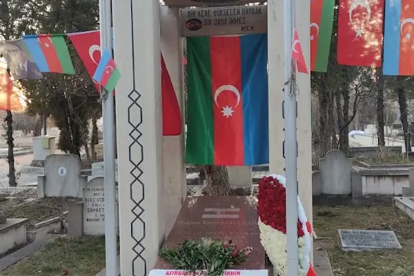 MEMMED EMIN RESULZADE MEZARI - Resim 17