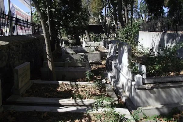 Istanbul Büyükşehir Belediyesi Sarıyer Mezarlığı - Resim 15