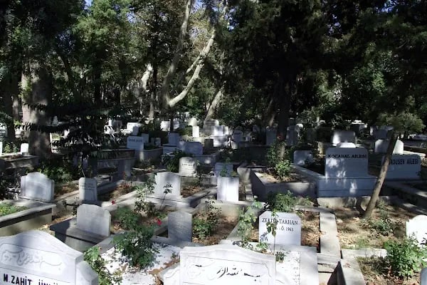 Istanbul Büyükşehir Belediyesi Sarıyer Mezarlığı - Resim 19