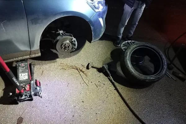 İnegöl Vezir Oto Lastik-Yol Yardım 7/24 - Resim 11