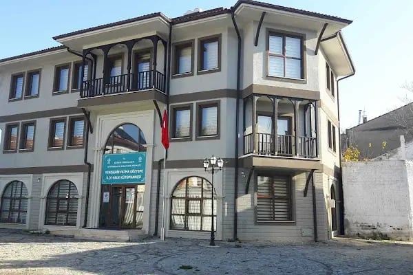 Bursa Yenişehir Fatma Göztepe İlçe Halk Kütüphanesi Müdürlüğü - Resim 2