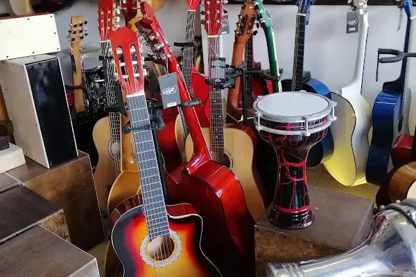 Donizetti Muzik Aletleri Toptan ve Perakende Satış Mağazası Enstrüman Tamir Atolyesi - Resim 13