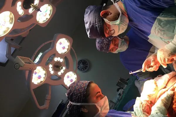 Op. Dr. Mustafa Öksüz İzmir Estetik ve Plastik Cerrahi Meme Estetiği Botox Filler Burun Estetiği Dudak Dolgusu - Resim 4
