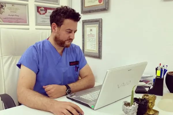Op. Dr. Mustafa Öksüz İzmir Estetik ve Plastik Cerrahi Meme Estetiği Botox Filler Burun Estetiği Dudak Dolgusu - Resim 3