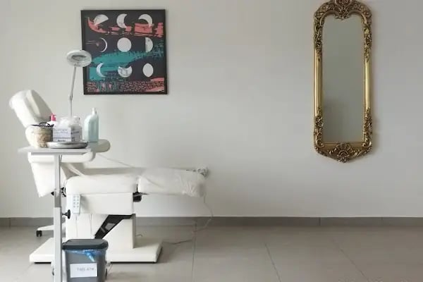 Dermatolog Dr. Gamze Alkız Muayenehanesi - Resim 2