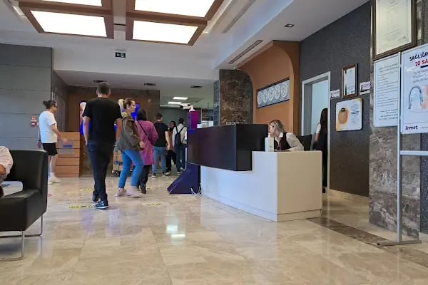 İrmet Hospital International Acil Girişi - Resim 2