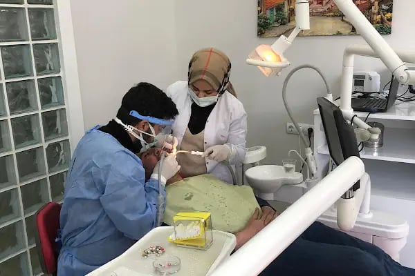 Ömer Faruk Yahlizade Diş kliniği - Resim 15