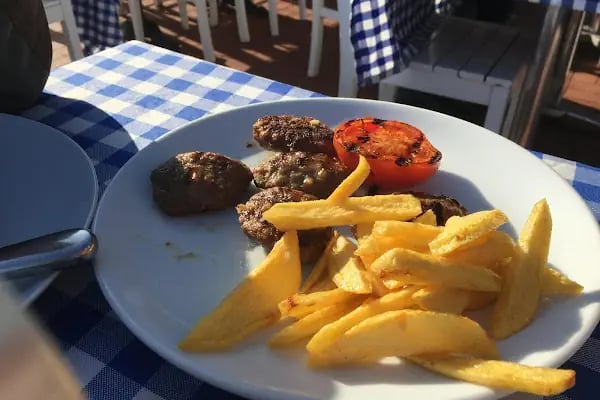 Defne Yaprağı Restaurant - Burgazada - Resim 3