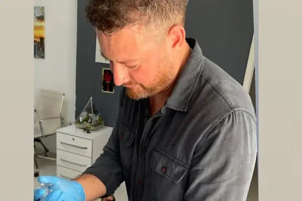 Op. Dr. Mustafa Öksüz Aydın Estetik ve Plastik Cerrahi ve Saç Ekim kliniği Botoks Dolgu - Resim 3
