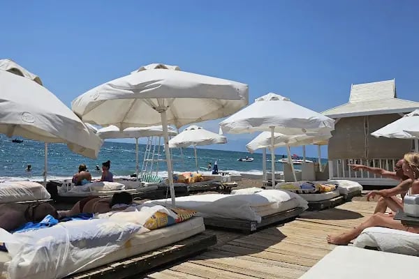 Larena Beach - Resim 7