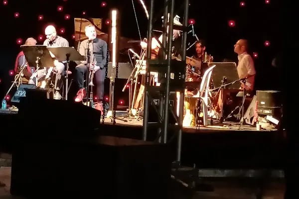 Ahmet Adnan Saygun Sanat Merkezi Tramvay Durağı - Resim 12