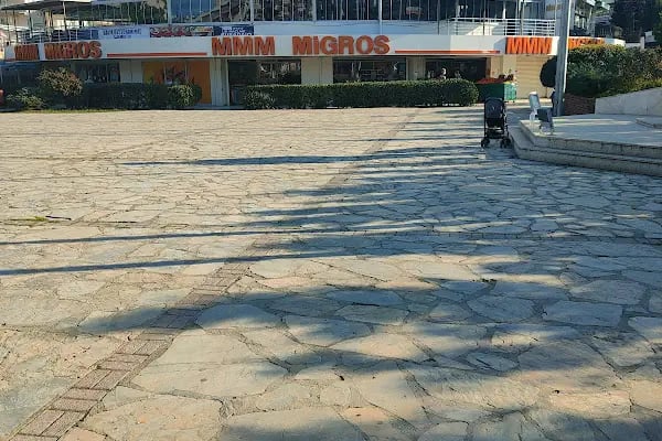 Karabağlar Belediyesi Uğur Mumcu Parkı - Resim 20