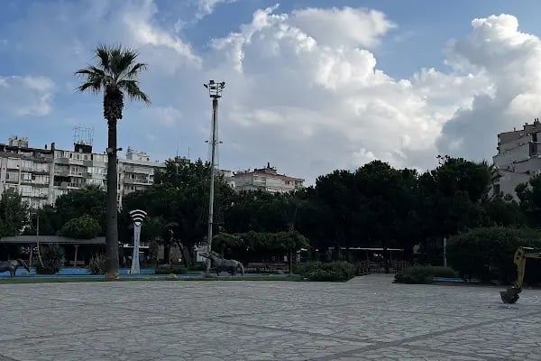 Karabağlar Belediyesi Uğur Mumcu Parkı - Resim 12