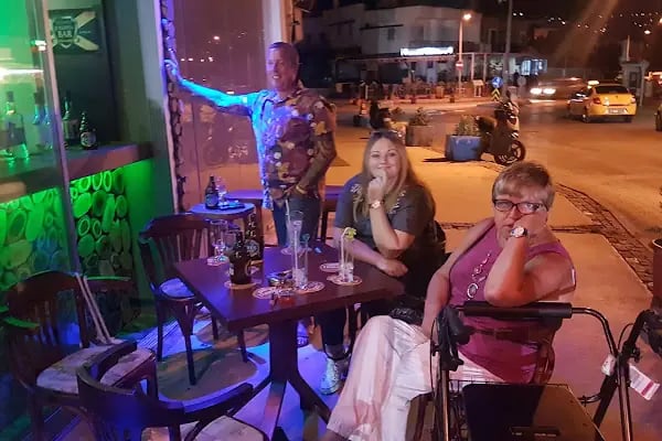 HORRIBLES KARAOKE BAR - Resim 17