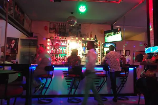 HORRIBLES KARAOKE BAR - Resim 14